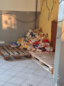 Zgromadzone artykuły spożywcze: mąka, ryż, makaron i konserwy po zbiórce